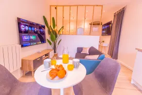 Heart of Nîmes with courtyard, Air conditioning, wifi, Netflix, Disney+ - Image 5