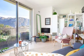 Aria Bellagio - Boutique Lake View Apt - Free Parking & Late Check-out 12pm - Image 3