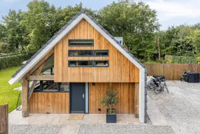 Beautiful family-friendly villa with spacious garden! - Image 3