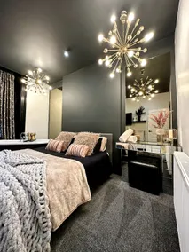 Cinema flat with bathtub bedroom - Image 2
