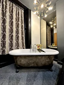Cinema flat with bathtub bedroom - Image 4