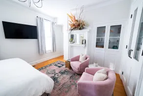 High St. Art Gallery Suite - Image 5
