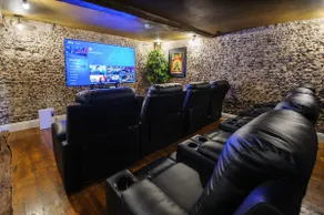 Luxury 2 Bed Manor House Hot Tub Cinema Room SkyTV - Image 5