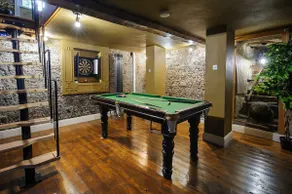Luxury 2 Bed Manor House Hot Tub Cinema Room SkyTV - Image 2