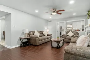 Home in Dallas / Entire Home - Image 4