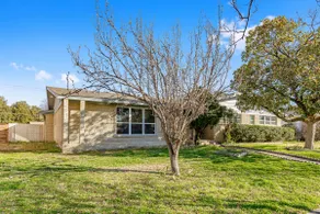 Home in Dallas / Entire Home - Image 3