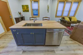 Spacious and Stylish Downtown Condo! - Image 2