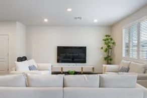 Comfy & Glamorous New Home - Image 5