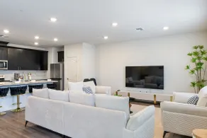 Comfy & Glamorous New Home - Image 3