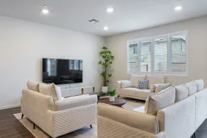 Comfy & Glamorous New Home - Image 4