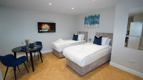 Beautiful Apartment Near LHR with Free Parking - Image 2