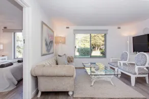 Spacious 2-Bedroom in the Heart of Cottesloe - Image 2