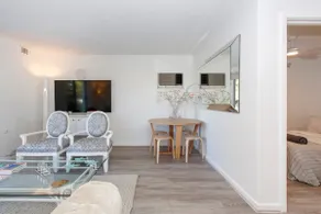 Spacious 2-Bedroom in the Heart of Cottesloe - Image 4