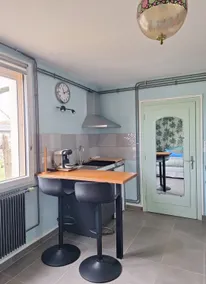 Fully-equipped studio with parking and garden - Image 3