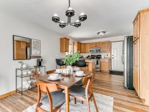 5 Bed 2 Bath/Modern Large Home - Image 2