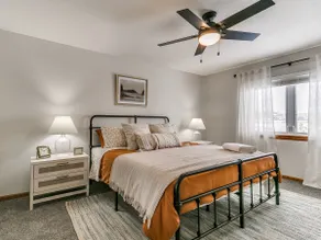 5 Bed 2 Bath/Modern Large Home - Image 3