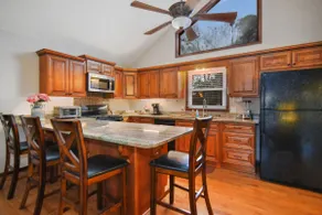 Walking distance to Pool & Rec Cntr! Apple Country - Image 2