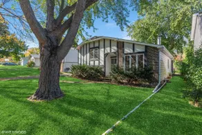 Spacious home near DT Libertyville With Rec Room - Image 2