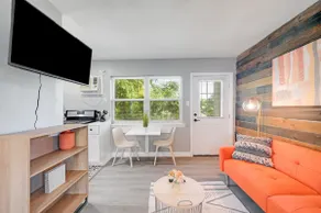 Cozy Studio! Near DT-FtSam-UIW-Trinity-PEARL (#M) - Image 2