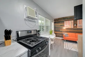 Cozy Studio! Near DT-FtSam-UIW-Trinity-PEARL (#M) - Image 4