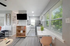 Cozy Studio! Near DT-FtSam-UIW-Trinity-PEARL (#M) - Image 3