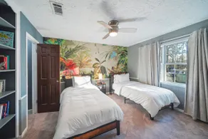 Spacious 4BR Retreat | Sleeps 10, Pets, EV Charger - Image 4
