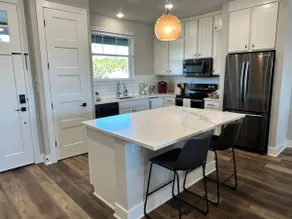 PK Lakefront Luxurious Resort Condo - Image 4