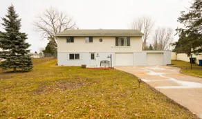 Huge 3BR Suite with Fenced Yard - Image 4