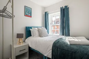 Beautiful and modern home. FREE Parking. - Image 3