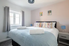 Beautiful and modern home. FREE Parking. - Image 2