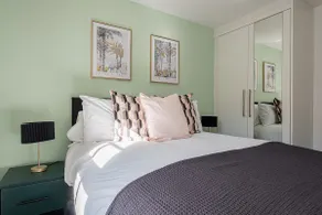Beautiful and modern home. FREE Parking. - Image 4