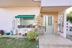 It is a quiet house, perfect for relaxing family trips. - Image 5