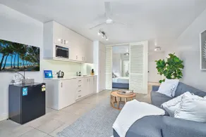 Garden spa room in luxury resort with swim up bar - Image 2