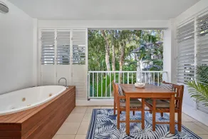 Garden spa room in luxury resort with swim up bar - Image 4