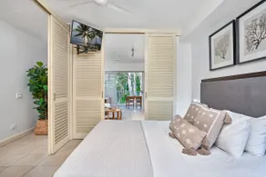 Garden spa room in luxury resort with swim up bar - Image 3