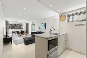 Open Plan 2BR Unit w Parking in Prime Bondi Beach - Image 2