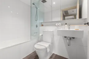 Open Plan 2BR Unit w Parking in Prime Bondi Beach - Image 4