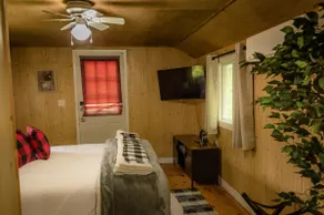 Waterfront Cottage w/king bed, hot tub, theatre, gym & more - Image 5