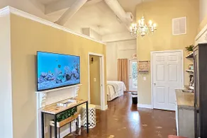 Haven at Hazel~Downtown Bungalow - Image 3