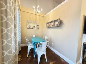 Haven at Hazel~Downtown Bungalow - Image 4
