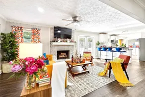 Vibrant & Cozy Home-Sleeps 12-King Bed-Fenced Yard - Image 2
