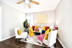 Vibrant & Cozy Home-Sleeps 12-King Bed-Fenced Yard - Image 5