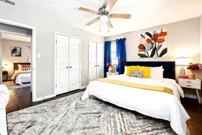 Vibrant & Cozy Home-Sleeps 12-King Bed-Fenced Yard - Image 4