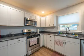 Private 3 Bdrm/2 Bathroom Home w/ Fenced in Yard! - Image 2