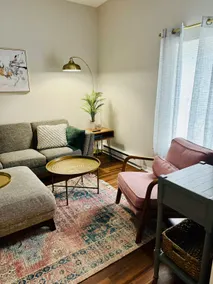 Upscale Getaway in the Heart of Midtown Kingston - Image 3