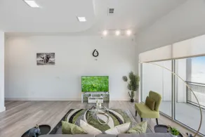 Chic loft style 2BR I Gym I Parking I Workspace - Image 2