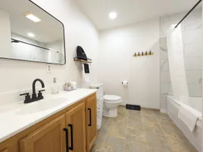 Clean, Quiet Home. 5 Min to FLW Main Gate. - Image 3