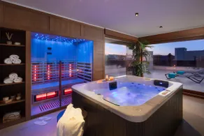 Malibu Royal – Luxury Villa with Pool & Spa - Image 3