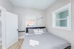 One Bedroom Apt. w/ King Suite & Free Parking - Image 2