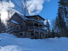 Chalet St-Aubin : Luxurious Log Home, Lake access - Image 3